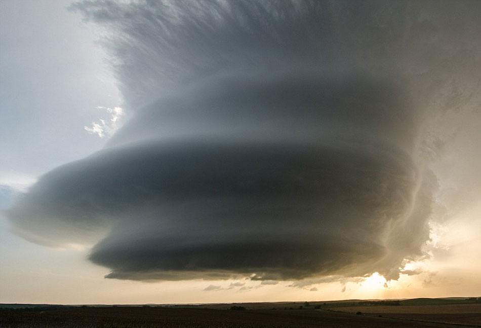 美国内布拉斯加州的气象奇观:闪电击穿超大胞风暴