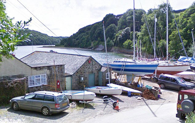 英国河岸2米鲨鱼追杀鱼群被困铁钩幸获救