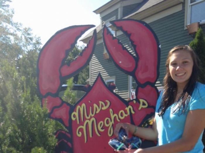 美国缅因州14岁少女和父亲捕获一只罕见的蓝色龙虾