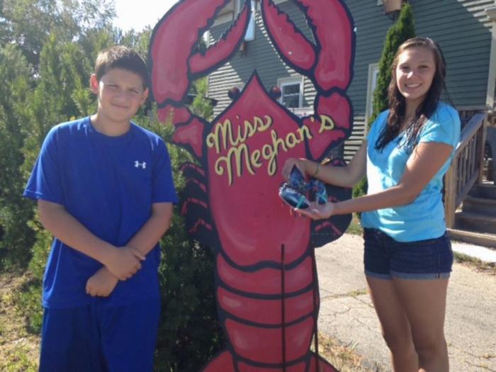 美国缅因州14岁少女和父亲捕获一只罕见的蓝色龙虾