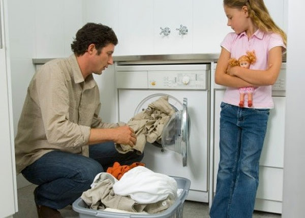 加拿大研究指爸爸做家务可鼓励女儿当女强人