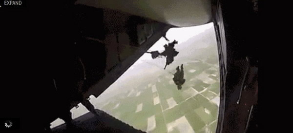 墨西哥伞兵跳伞卡住被飞机拖着飞