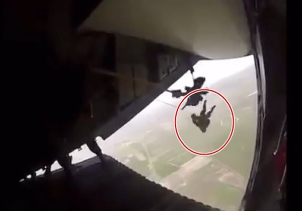 墨西哥伞兵跳伞被卡在飞机变飞人