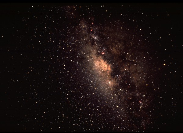 在这个接近银河系中心的广角画面中,可以看到人马座星所形成的茶壶形状。银河系的中央被气体、尘云和星体遮蔽而无从得见。 Credit: