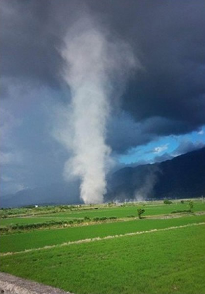 台湾花莲玉里镇太平溪河床出现疑似龙卷风