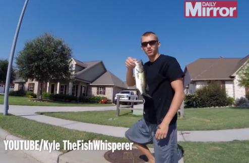 美国得克萨斯州少年用热狗做饵从下水道钓出鲈鱼