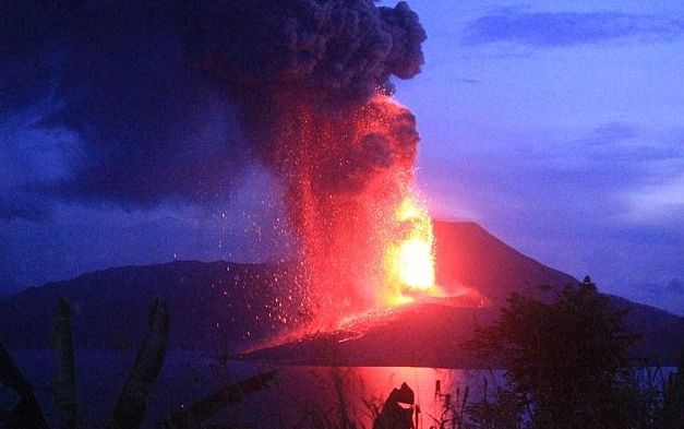 太平洋岛国巴布亚新几内亚东部的塔乌鲁火山爆发