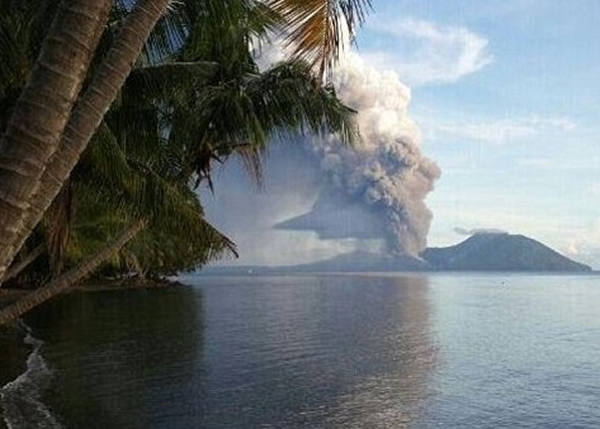 火山灰喷到距海平面18公里的高度。