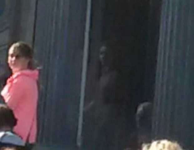 爱尔兰幽灵古堡惊现年轻女子和老妇人透明鬼影