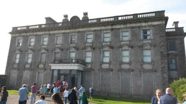 爱尔兰幽灵古堡惊现年轻女子和老妇人透明鬼影