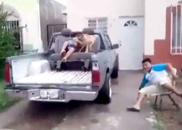 男孩竟坐上车旁的椅子,毫发未伤。