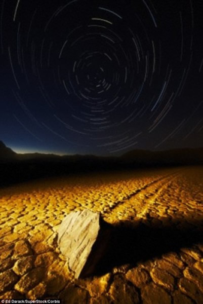 在这项研究中,石块每秒仅移动数英寸(每分钟2到6米)。研究人员表示,如果从远处观察,或者是没有固定参照点,这种移动速度几乎觉察不到。