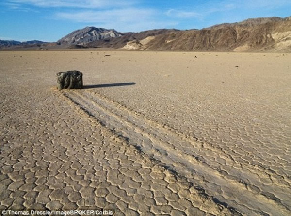 石块经常需要经过多次移动,才会抵达最终停靠点。理查德说:“我们并未看到真正的大家伙移动过,因此不清楚这种方式是不是对它们也有效?”