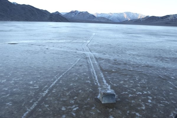 美国死亡谷「巨石飘移」的原因一直以来都让科学家想不通