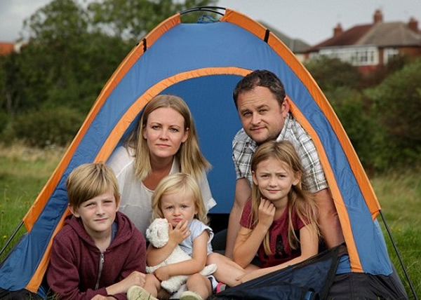 加德纳一家5口去度假,没想到会遇上龙卷风。