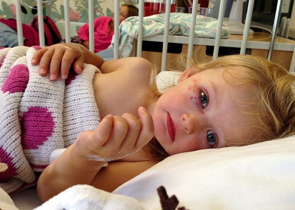 莉莉(图)眼角受伤,留院3天才出院。