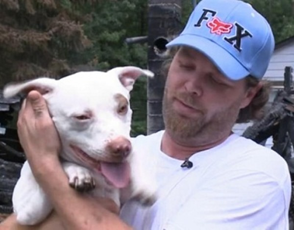 男子马丁和他刚刚领养数周的爱犬