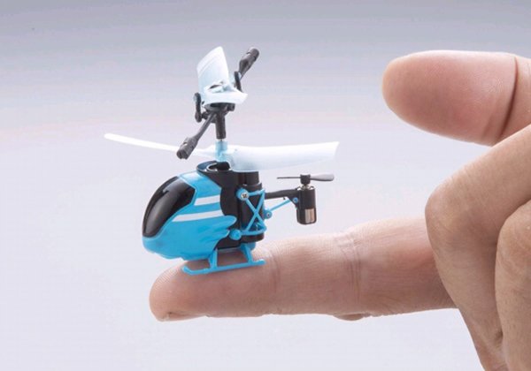 日本公司研制出世界上最小的遥控直升机“PICO-FALCON”