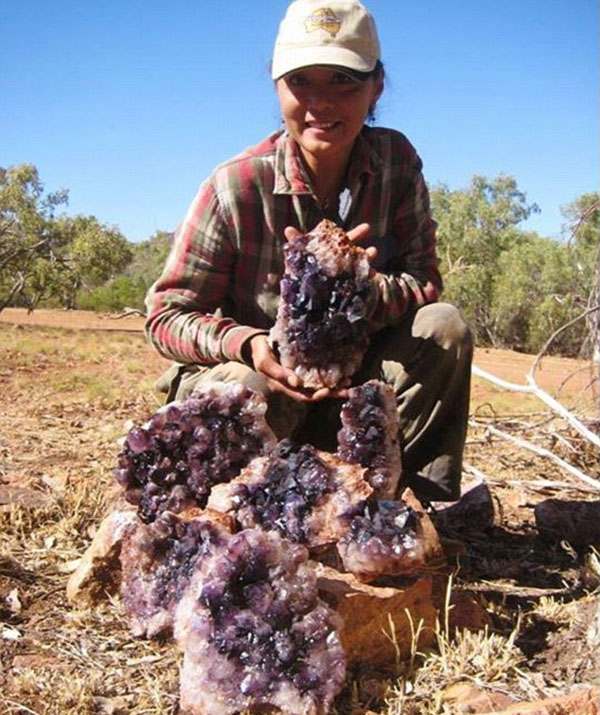 夫妇俩挖出的紫水晶