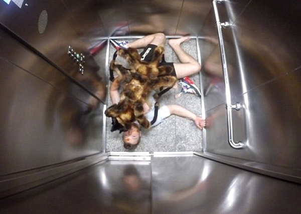 ����̤��һ���������ϣ��������֩��Ѹ�����ɱ����һ����