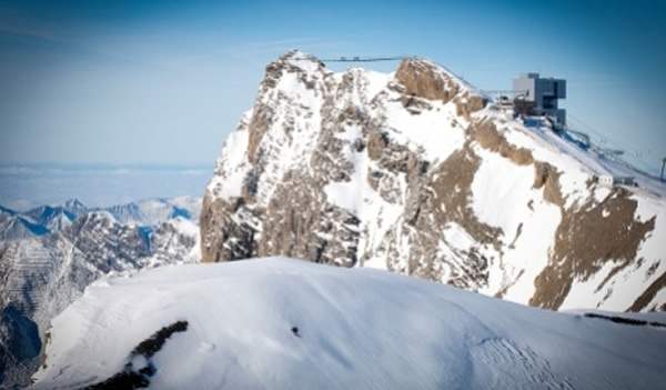 该条玻璃吊桥拟于11月开幕。图为该条吊桥的构想图。