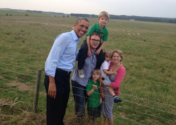 奥巴马跟拉弗尔一家合照