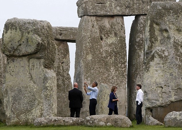 奥巴马(左二)游览期间,亦拿出手机拍照。