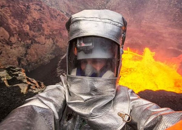 科罗尼斯不忘在火山口前自拍一番。