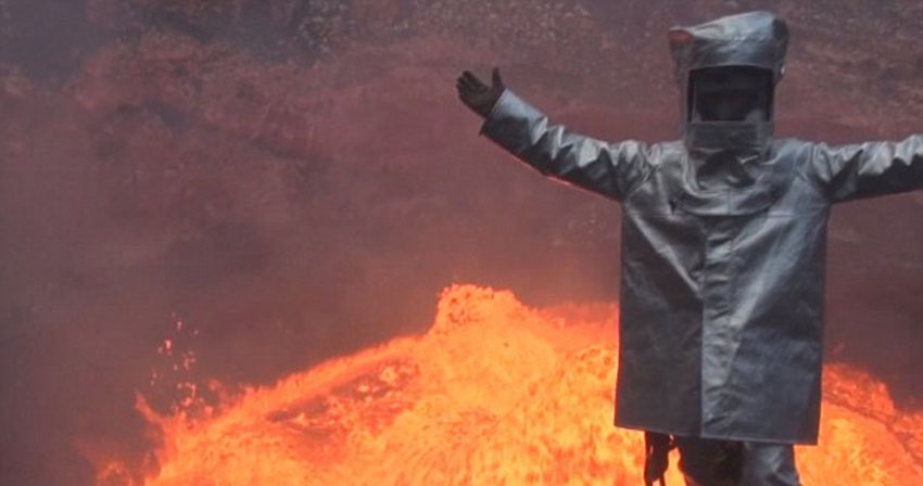 加拿大探险家冒死深入瓦努阿图安布里姆岛的马鲁姆火山口玩自拍