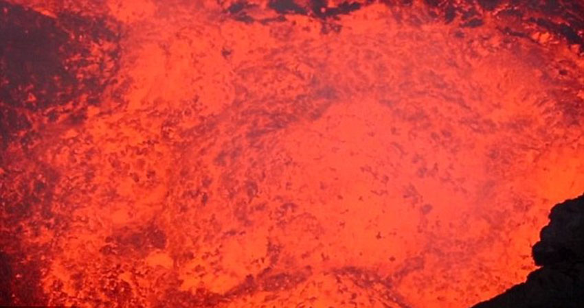 加拿大探险家冒死深入瓦努阿图安布里姆岛的马鲁姆火山口玩自拍