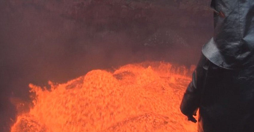 加拿大探险家冒死深入瓦努阿图安布里姆岛的马鲁姆火山口玩自拍