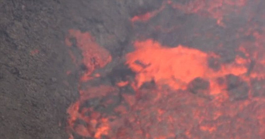 加拿大探险家冒死深入瓦努阿图安布里姆岛的马鲁姆火山口玩自拍