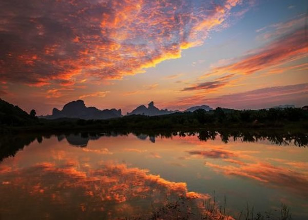 广东的世界自然遗产地丹霞山傍晚天空出现“火烧云”奇景