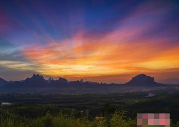 广东的世界自然遗产地丹霞山傍晚天空出现“火烧云”奇景