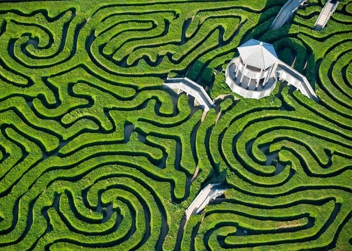 迷宫内有6座白色木桥,人们可以站上去观察自己的位置。