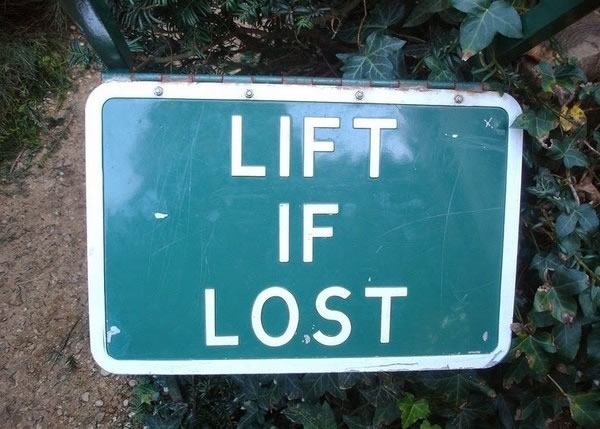 迷路的人可以举起“lift if lost”的牌子求救