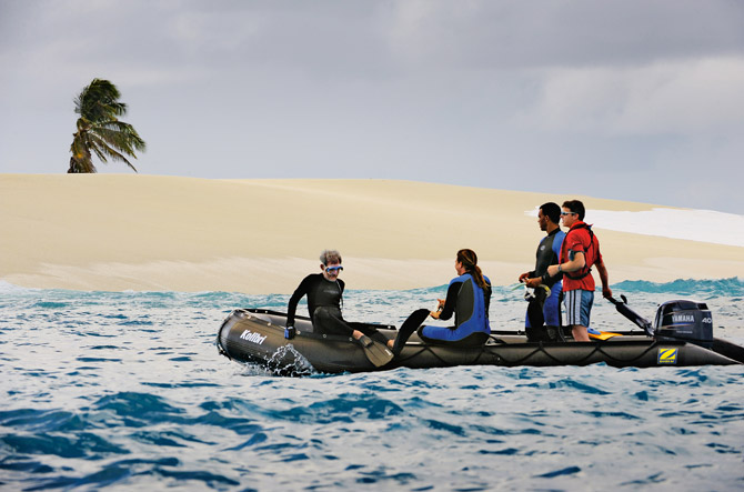 莱恩群岛又名「线岛群岛」,会有这样的称呼是因为它们横跨赤道,也就是水手口中的「那条线」。莫尔登岛露出水面的部分几乎都是不毛之地,但水下世界丰美异常,吸引了国家地