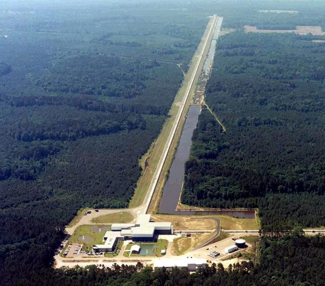 ·��˹�����ݺͻ�ʢ���ݸ���һ������������̨�������Ľṹ�Ǹ�������ۣ��ɷ������ڹ�����ĺڶ��ϲ�