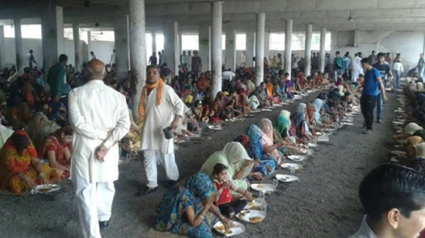 在举行火化仪式后,村民们还举行了超度亡灵的聚餐。