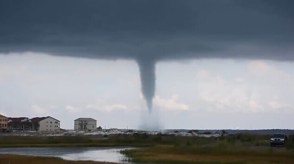美国佛罗里达州纳瓦拉海滩接连出现2股水龙卷