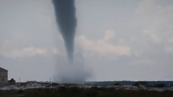 美国佛罗里达州纳瓦拉海滩接连出现2股水龙卷