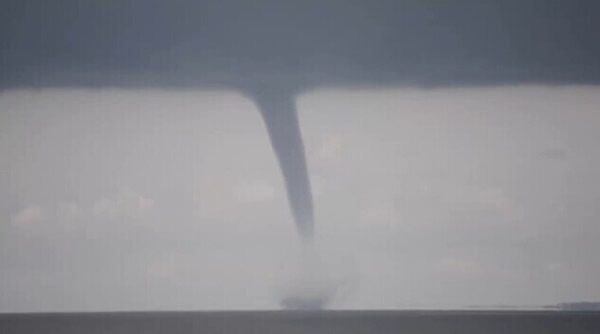 美国佛罗里达州纳瓦拉海滩接连出现2股水龙卷