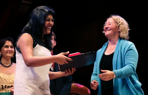 美国女医生沙拉雅(左)从2009年诺贝尔医学奖得主格雷德(右)手中接过搞笑诺贝尔医学奖