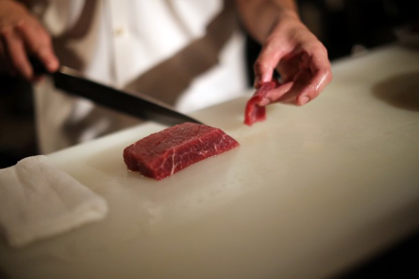 日本人喜以鲸鱼肉刺身,被指令当地对鲸鱼肉的需求大增。