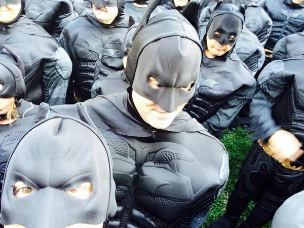 有蝙蝠侠拿出手机自拍留念