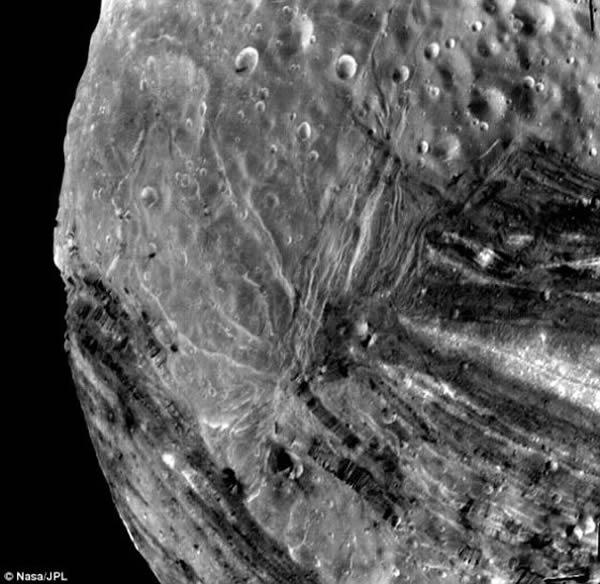 这是旅行者2号探测器在1986年1月24日最接近米兰达卫星前拍摄的照片。当时,这艘探测器距米兰达卫星1.9万英里。这颗卫星上的巨大断层峡谷比科罗拉多大峡谷深12