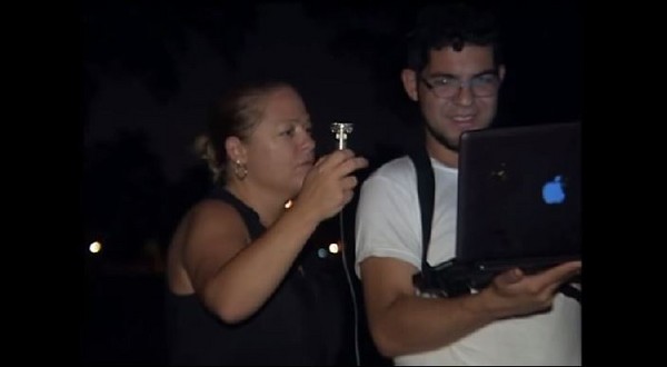 Kirsten Bohn(左)和志工们一同寻找声音来源。