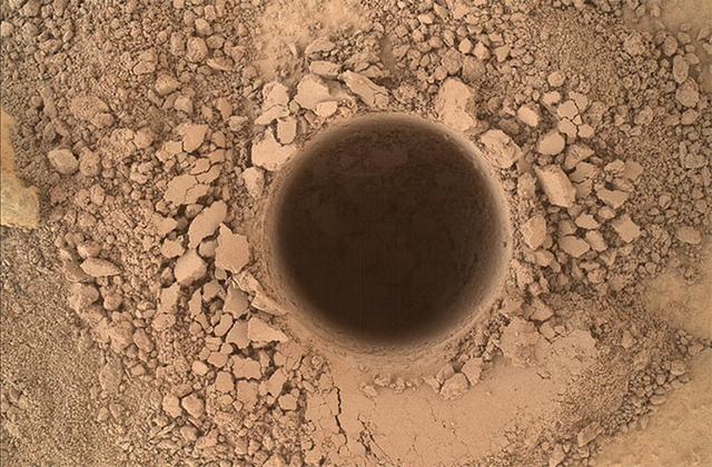 美国宇航局“好奇号”火星车对夏普山底部岩层进行凿孔