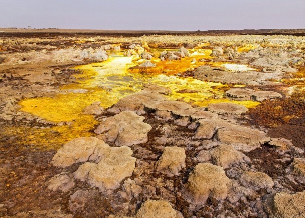 硫磺温泉的景象犹似外星