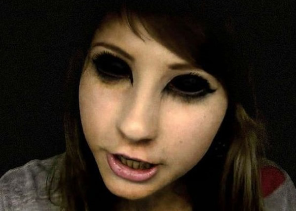 英国斯塔福德郡发现神秘“黑眼小孩” 眼睛全黑无眼珠眼白